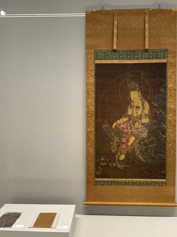 《水月观音像》重要文化财产，泉屋博古馆（右），以及移除的旧衬纸和浅色新衬纸（左）（第二期展出）