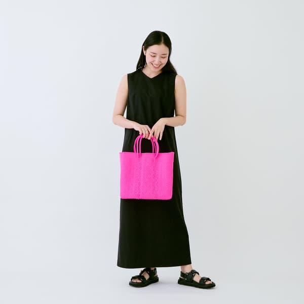 Bolsa tipo mercado rosa de Letra en tono intenso