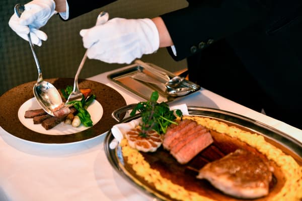 正在準備的肉類主菜