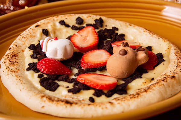 Pizza de postre de fresa y natilla