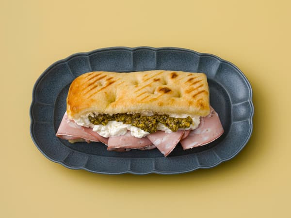 Mortadella、Stracciatella 和开心果 Panino 1,177 日元 / EATALY MARUNOUCHI