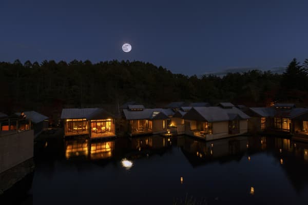 Malam bulan purnama seperti yang terlihat dari teras yang menghadap ke properti