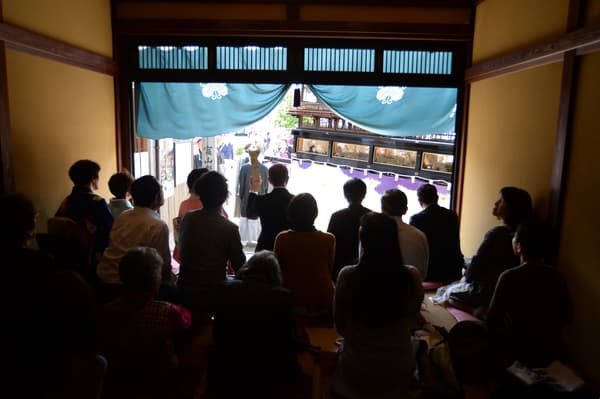 從榻榻米房間觀賞庵唄