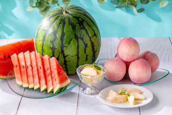 Frutas frescas de temporada ilimitadas: melocotón y sandía en julio, pera y sandía en agosto