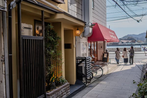 位于尾道站附近海边小路上的翻新过的140年历史的船屋