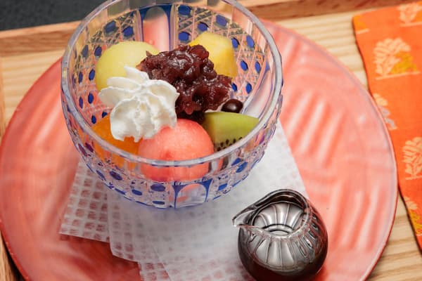 Anmitsu servido en la cafetería del jardín japonés