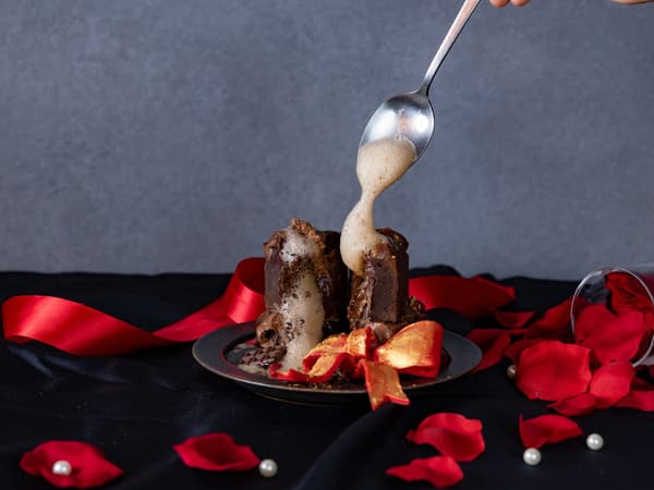 Menuangkan saus espuma cokelat di atas GIFT MELT