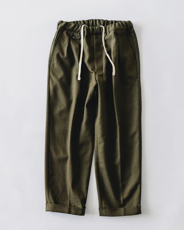 Pantalones plisados color oliva con cintura ajustable