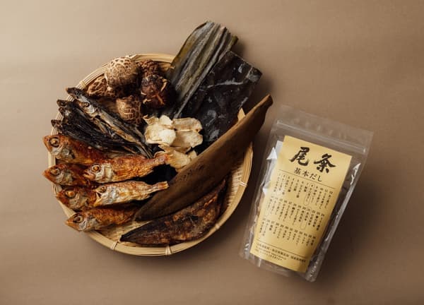 Una selección de ingredientes secos junto a un paquete de dashi de Dashi Okume terminado