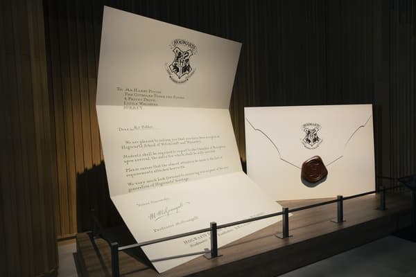 工作室大厅里展示的一封超大的霍格沃茨录取通知书