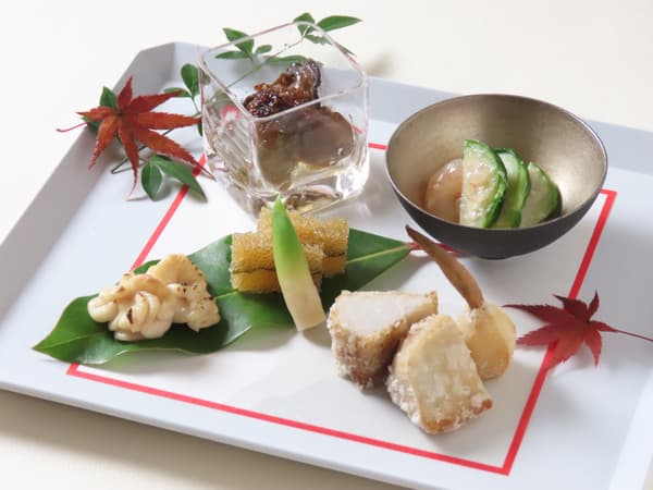 新年庆祝八道菜拼盘:味噌腌牡蛎油煮/炸慈菇虾芋/盐曲抱子甘蓝配甜虾/鲱鱼籽/山葵芽/烤鳕鱼白子/味噌醪