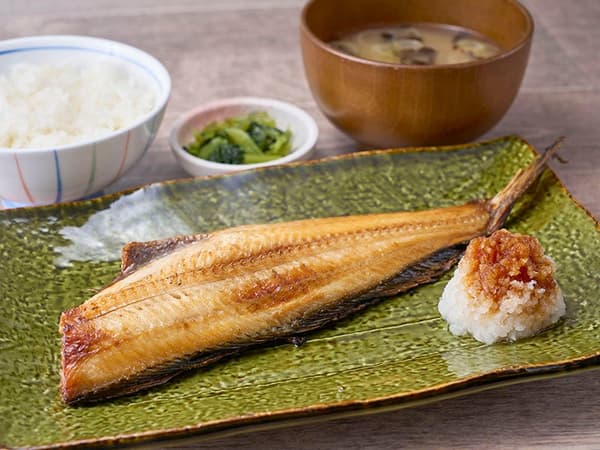 임연수 하룻밤 말린 구이 정식 990엔(세금 포함)