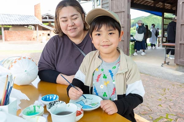 节庆现场的彩绘上釉体验