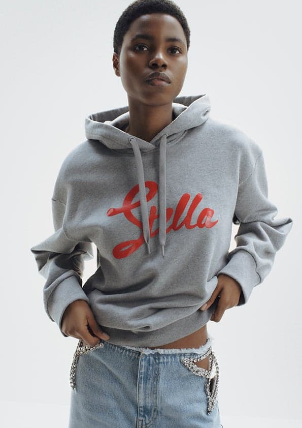 Stella McCartney × H&M: เสื้อฮู้ด ¥7,999 / กางเกงยีนส์ ¥16,999