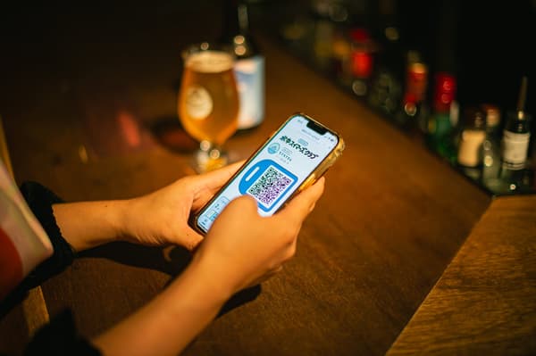 Uso de una aplicación de teléfono inteligente en la barra