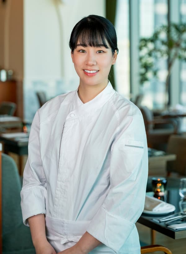 Retrato de Hikaru Kishi con una chaqueta de chef blanca