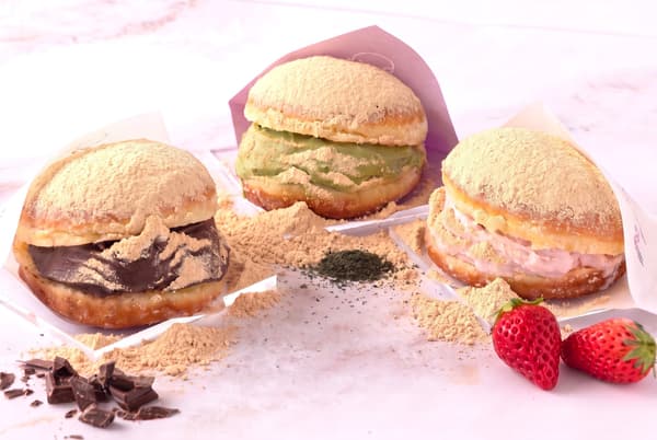 Meibutsu Kinako Mamire dorayaki covered in kinako