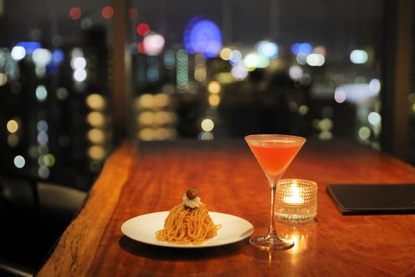 现挤日式栗子蒙布朗与鸡尾酒