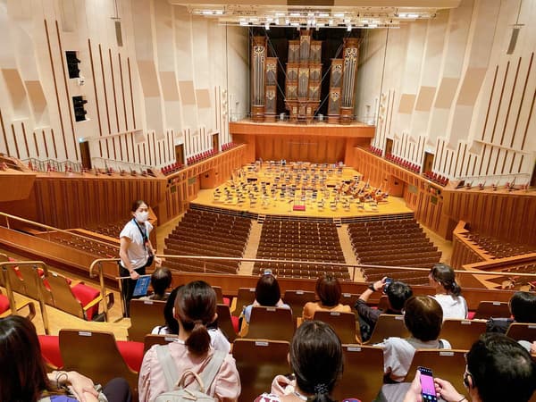 ผู้เข้าชมทัวร์โรงละครกำลังชมการซ้อม