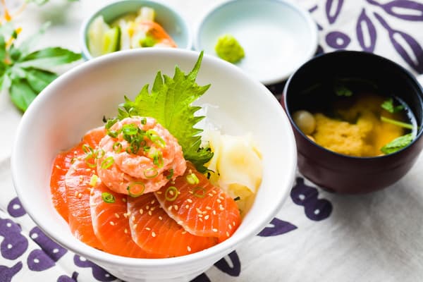 含甲斐鲑鱼丼等常规菜单