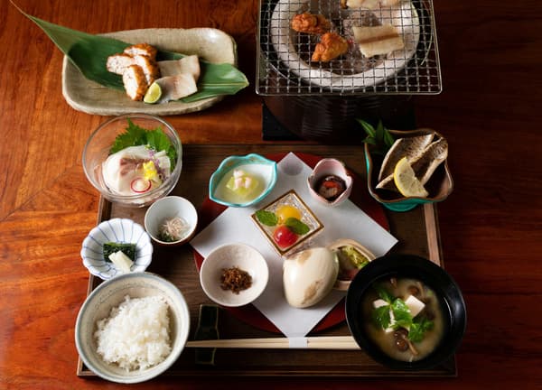 Terroir Sejarah dan Budaya: sarapan yang menyajikan Gencho (lidah laut) kering semalam dan tempura sayuran yang menggabungkan umami rumput laut yang dibawa oleh kapal dagang Kitamae dengan sayuran Onomichi, menampilkan hasil laut di sekitar Onomichi dan keahlian para pengrajin