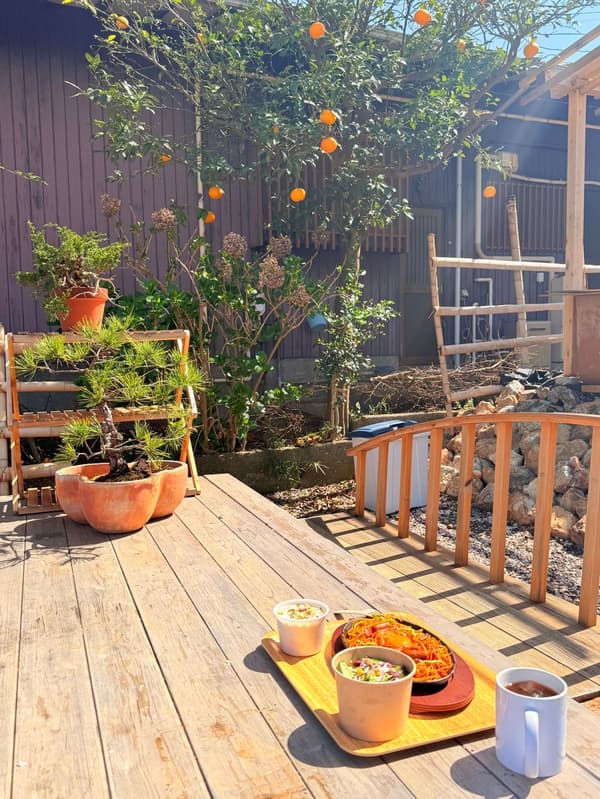 在轻松氛围中享受时光的顾客