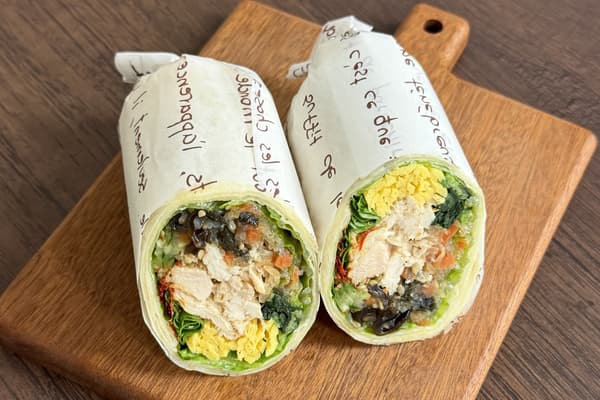 Sándwich tipo wrap de ensalada de pollo al vapor y fideos celofán al estilo chino