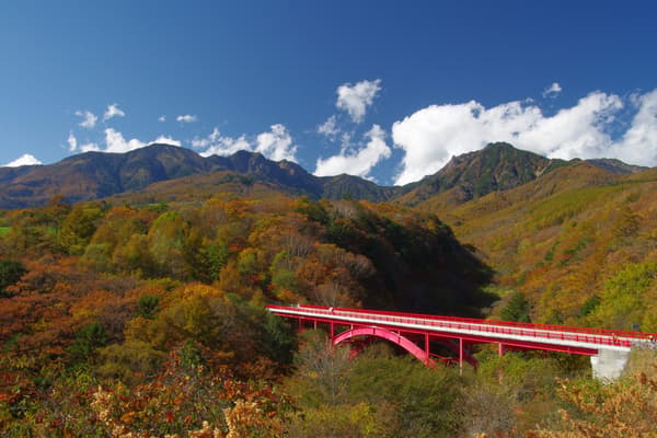 Puente Higashizawa Ohashi, donde se pueden ver las hojas de otoño, el puente rojo y Yatsugatake