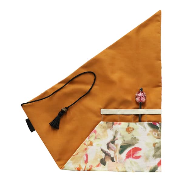 Tas pembungkus kanzashi Sairyuka, tampak terlipat