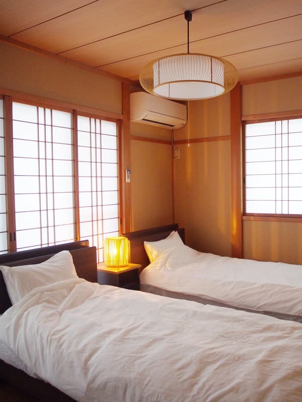 Dormitorio con dos camas individuales