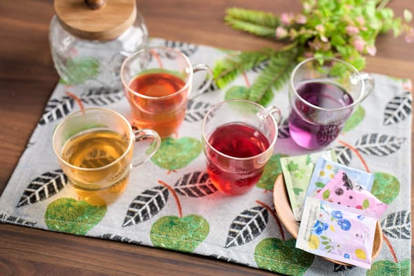 Tés de hierbas de edición limitada de primavera inspirados en flores alpinas