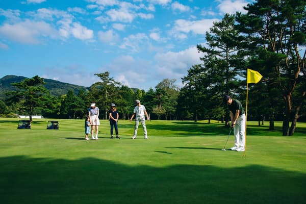 Pemandangan fairway di Seizan Golf Course dengan latar belakang Gunung Asama