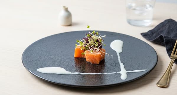 Un plato servido con una salsa blanca