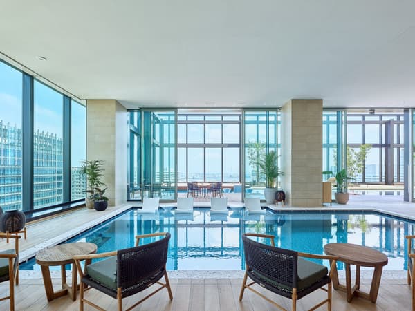 Sky Pool di Mitsui Garden Hotel Yokohama Minatomirai Premier, dengan bagian dalam dan luar ruangan di lantai 20