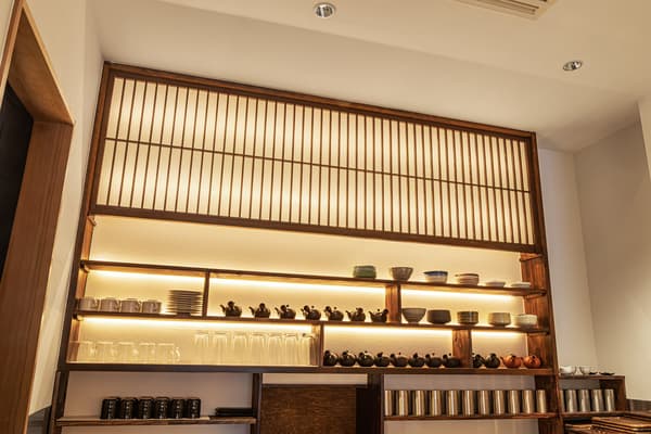 Interior renovado en tonos blancos de la tienda KYO HAYASHIYA en Kioto