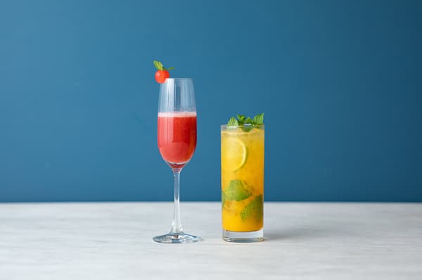 Izquierda: Fresh Leonardo con fresas de Tachikawa, Tokio. Derecha: Mojito virgen con mandarina Unshu de Wakayama