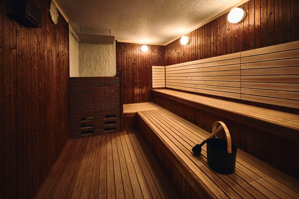 Espacio de relajación en la sauna