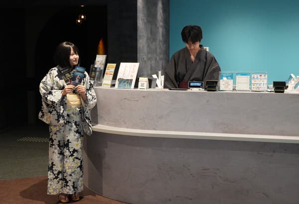 Visitors in yukata at the aquarium