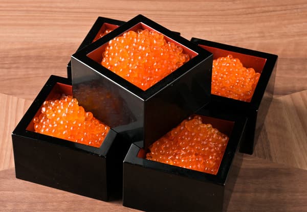 Minitazón de ikura cubierto con huevas de salmón