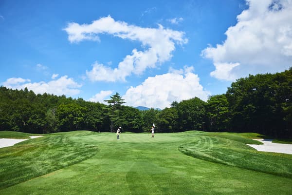 Partida de golf en la montaña en el Nature Hills Karuizawa Country Club