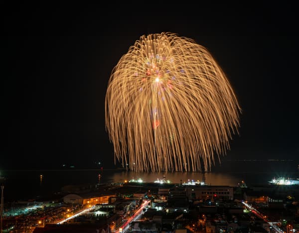 Sanjakudama fireworks, the festival's main highlight