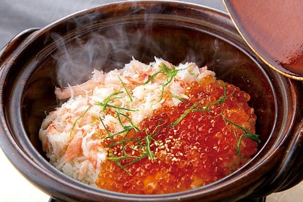 蟹肉和鲑鱼籽砂锅饭