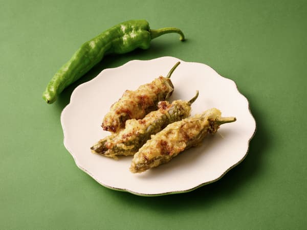 Meat-stuffed ox-horn chili pepper, deep-fried