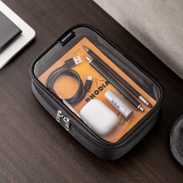 旅行必需品整齐存放