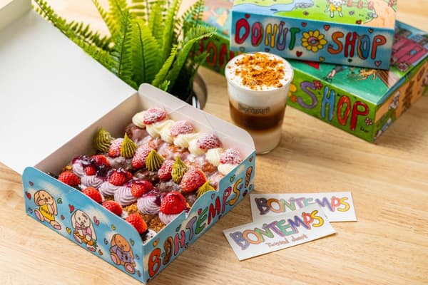 Donat BONTEMPS dalam kotak dengan minuman