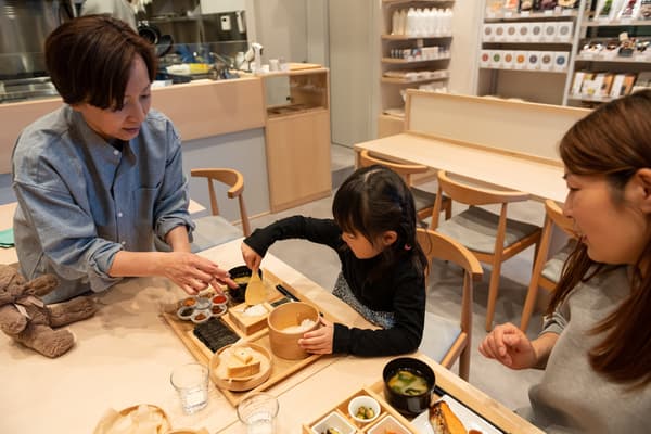 家族みんなで楽しめるおむすび御膳で、自分だけのおむすびを作ろう。