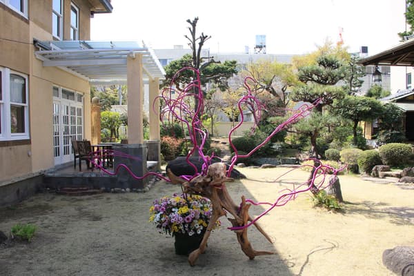 Obra de ikebana en un jardín