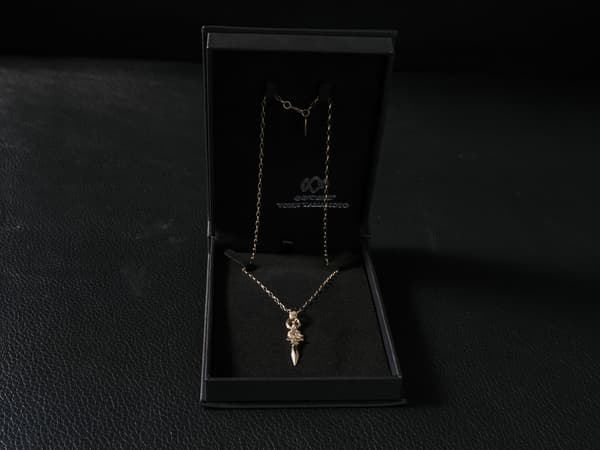 K18 Gothic Wolf Daggar Pendant