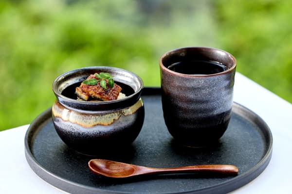 主菜：烤鳗鱼蒲烧，配“Isecha mirume”砂炒茶梗焙茶茶饭