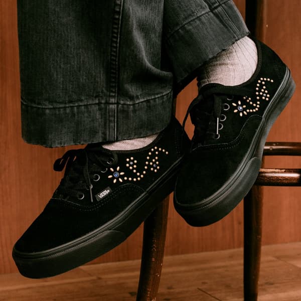 Authentic Studs con tachuelas de motivos florales